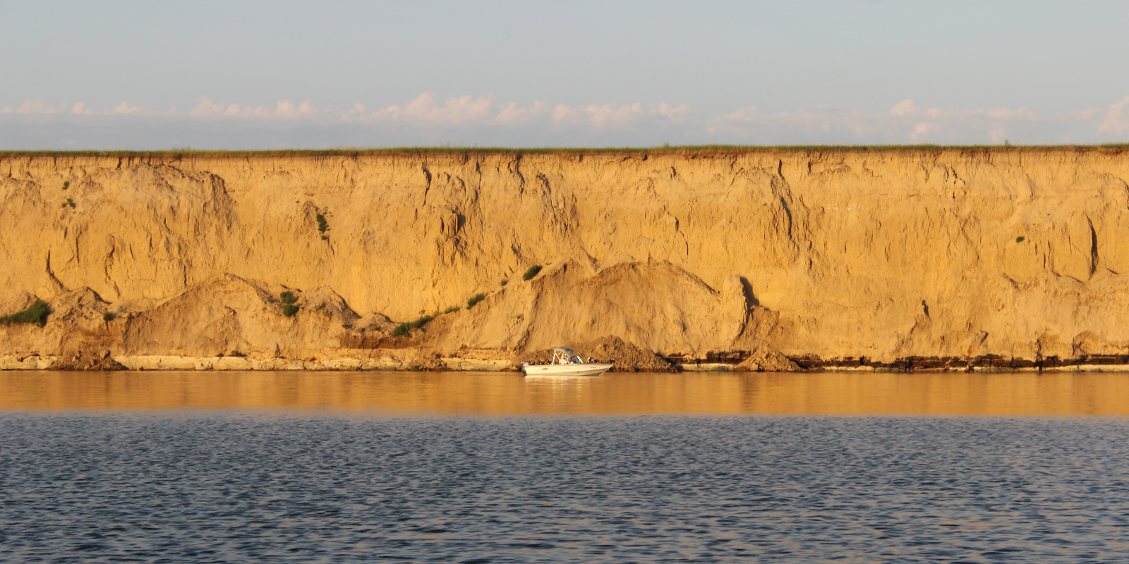 Boat Trolling Sakakawea Bluffs